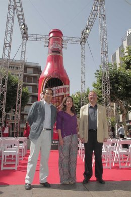 Nieto, Bernal y Moreno Calderón posan ante la 'botella guitarra'