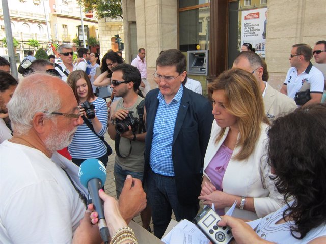 Miembros de Salvemos el Toblerone con Susana Díaz