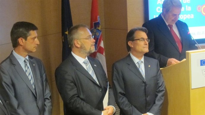 J.Martí (concejal Barcelona) N.Pelicaric (embaj.Croacia) Artur Mas (Generalitat)