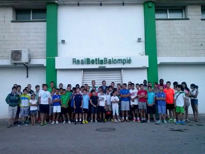 Foto de familia de los niños que participan en el III Campus de Verano del Betis