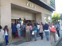 Cierres en grandes cadenas y plantillas "bastante mermadas" en la jornada de huelga del comercio vario de A Coruña