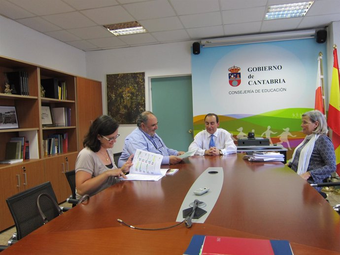 Reunión del consejero de Educación, Miguel Ángel Serna, con FAPA