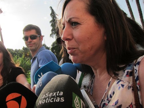 La pediatra atiende a los medios