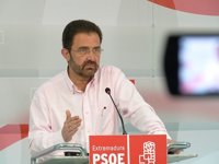 El PSOE extremeño achaca parte del descenso a que "se han marchado" de la región o "han desistido" de buscar
