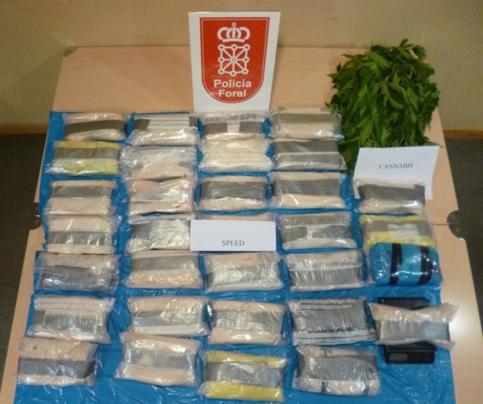 Paquetes de speed incautados y parte de la marihuana decomisada