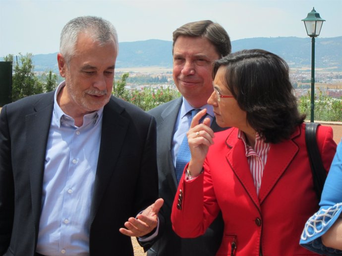 Griñán Junto Al Consejero Luis Planas Y La Diputada Del PSOE Rosa Aguilar