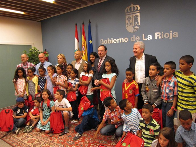 Sanz recibe a niños saharauis