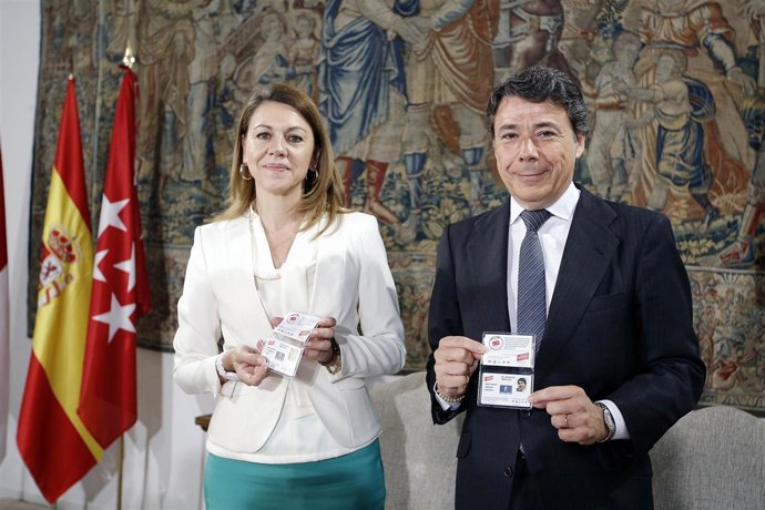 Ignacio González y María Dolores de Cospedal con abono transportes