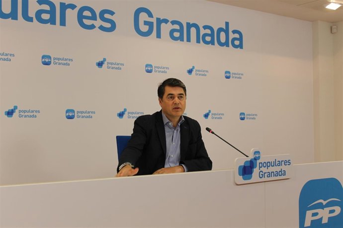 El portavoz del grupo popular en el Parlamento andaluz, Carlos Rojas.