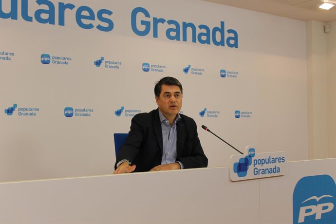 El portavoz del grupo popular en el Parlamento andaluz, Carlos Rojas.