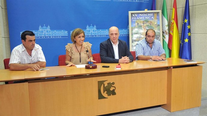 Botella y Ruiz (centro) en la presentación del evento