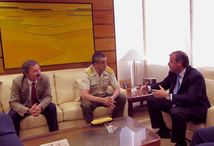 Reunión del responsable de la UME con el consejero de Fomento y Medio Ambiente