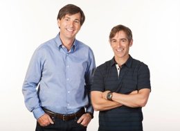 Don Mattrick (izq.) y Mark Pincus, CEO y presidente de Zynga, respectivamente