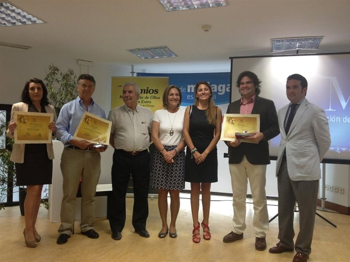 Ana Mata y Jacobo Florido con los premiados