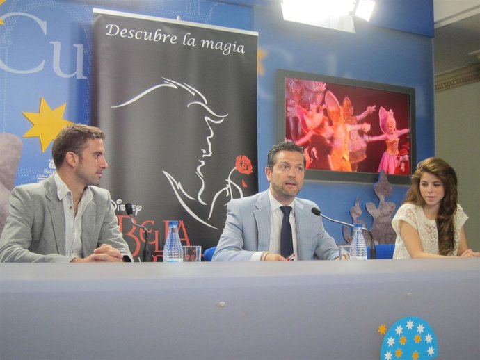 Julio López (centro), acompañado de Talía del Val y del actor Diego Rodríguez