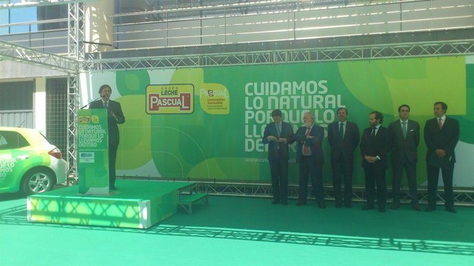 El presidente de Grupo Pascual y el ministro de Medio Ambiente, Miguel Arias