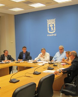 Jaime Lissavetzky con concejales socialistas de la comisión de seguridad 