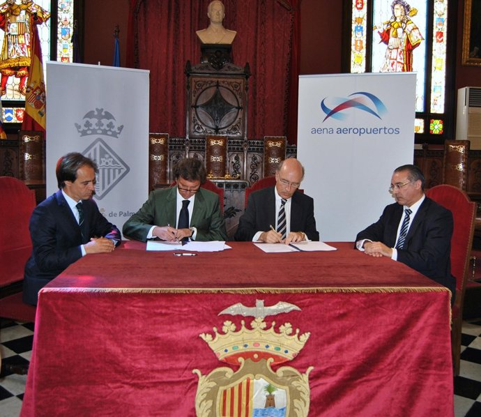 Javier Marín firma un convenio con Mateu Isern