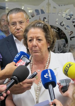 Rita Barberá respondiendo a los periodistas