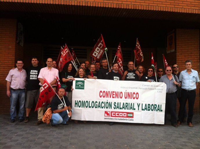 Trabajadores de Andalucía Emprende ante el Sercla.
