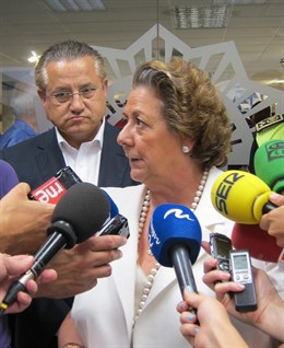 Barberá atendiendo a los periodistas