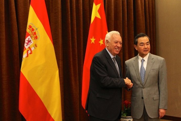 El ministro García-Margallo con el ministro de Exteriores chino Wang Yi