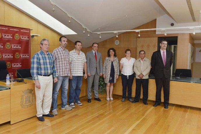 Esparza junto a los alcaldes tras firmar los convenios                