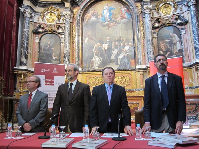 Autoridades de la USAL en la inauguración de la exposición