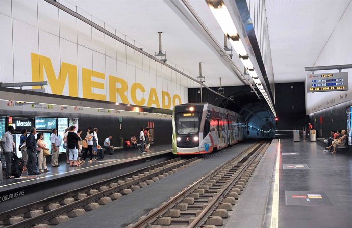 Tram De Alicante En La Estación De Mercado