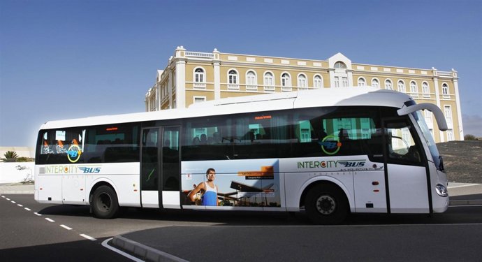 Guagua circulando por Lanzarote