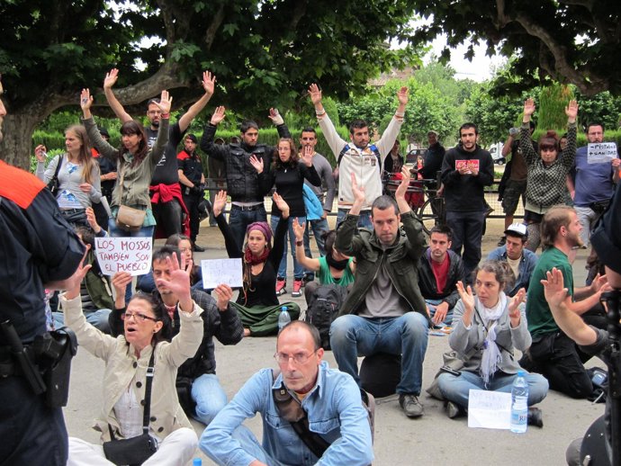 'Indignados' Del Movimiento 15M Ante El Parlament