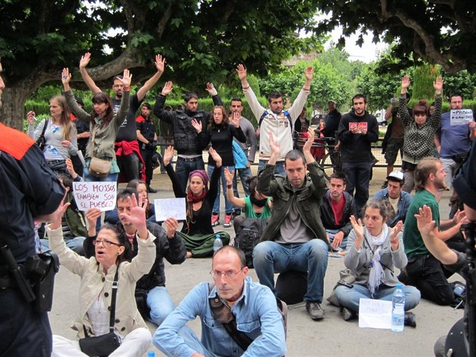 'Indignados' Del Movimiento 15M Ante El Parlament