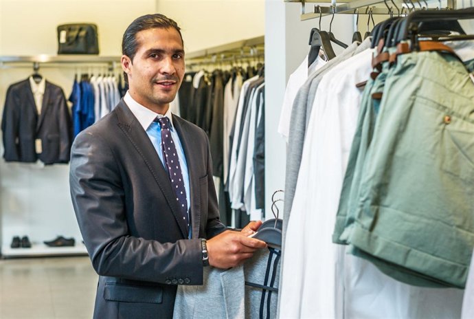 Oscar Triviño, gitano y dependiente en una tienda de ropa 