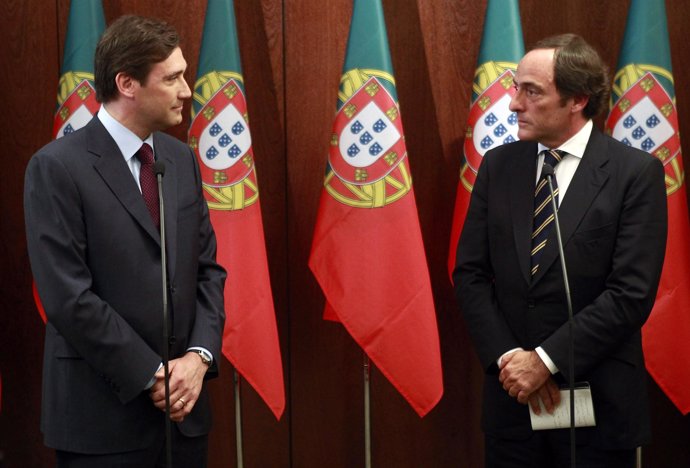Passos Coelho Y Paulo Portas Firman Un Acuerdo De Gobierno En Portugal