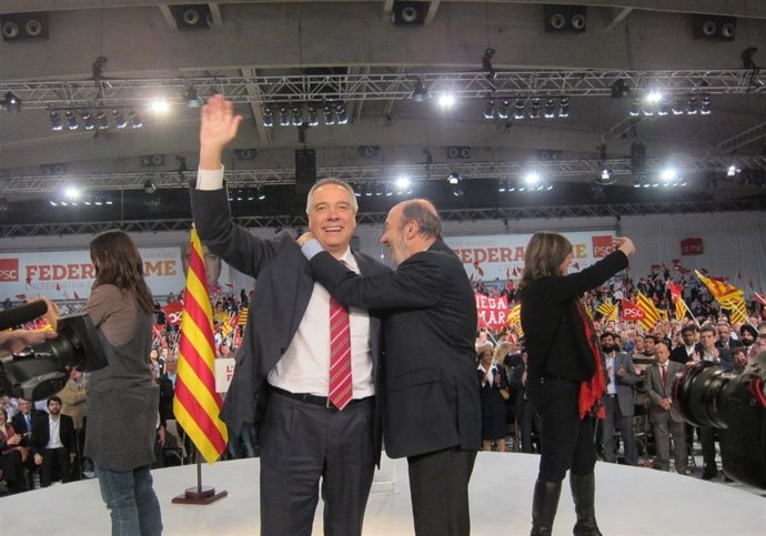 Alfredo Pérez Rubalcaba y Pere Navarro en un mitin en Hospitalet