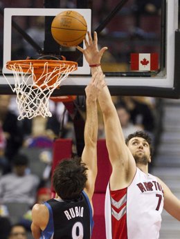 Ricky Rubio Intenta Superar A Andrea Bargnani