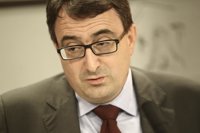 Esteban dice que fue "importante" la conversación entre Urkullu y Almunia y ve "margen para la esperanza"