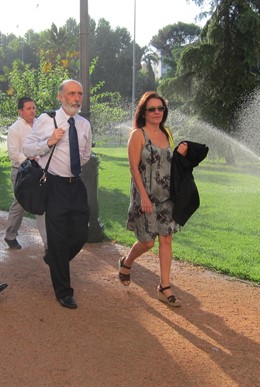 Etxeberría, junto a la letrada Carrero, a su llegada a los juzgados