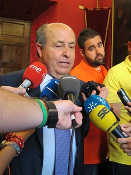 El alcalde de Granada, José Torres Hurtado.