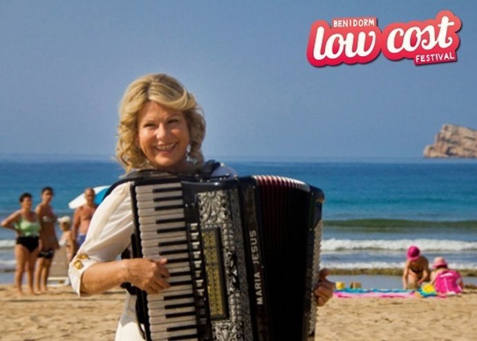María Jesús y su acordeón en la grabación del anuncio para el Low Cost
