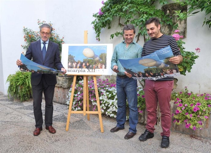 Pineda, Sánchez y Moreno observan el cartel del evento