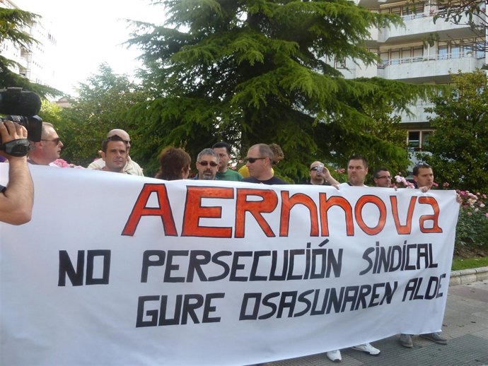 Trabajadores de AERNOVA a la entrada del juicio