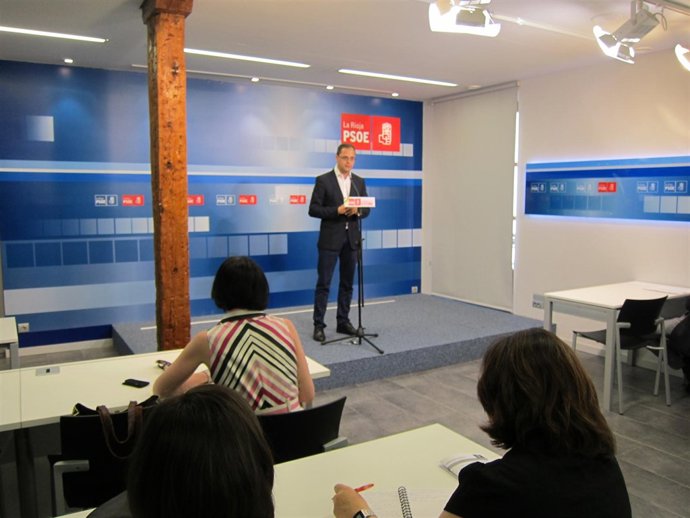 El secretario general del PSOE riojano, César Luena, en rueda de prensa.