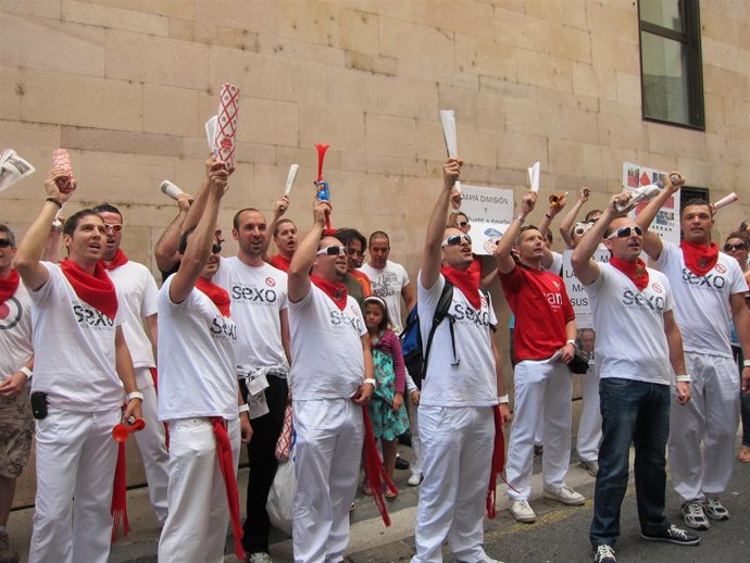 Protesta de los policías municipales de Pamplona en el recorrido del encierro