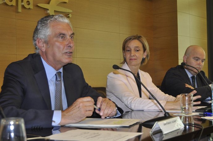 Antonio Suárez, Teresa Fernández y Fernando Sáinz de Varanda.