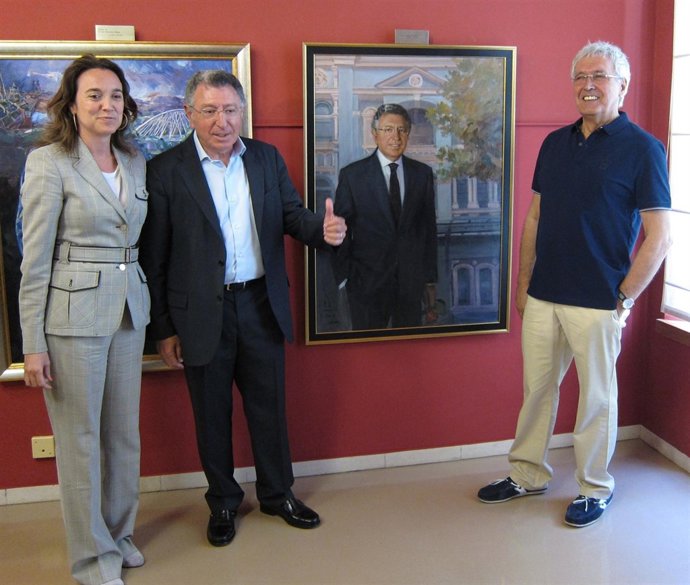 Gamarra, Santos y García Escudero, junto al retrato