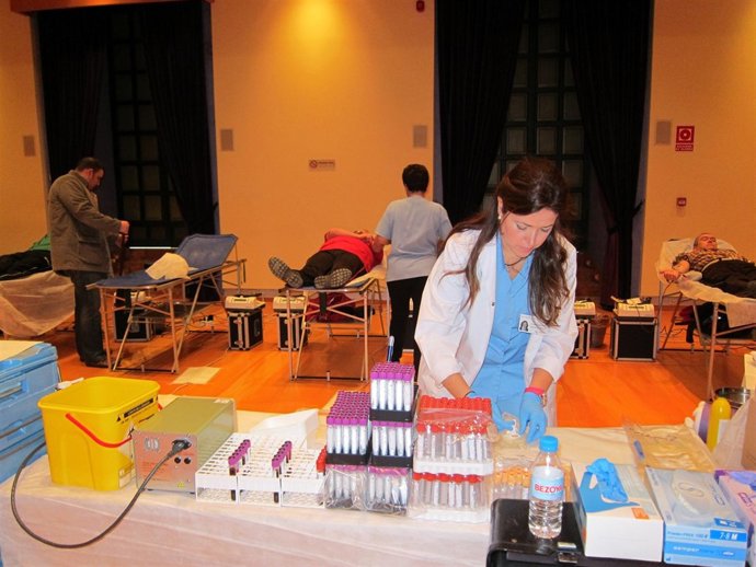 Donantes de sangre y personal sanitario en la Diputación