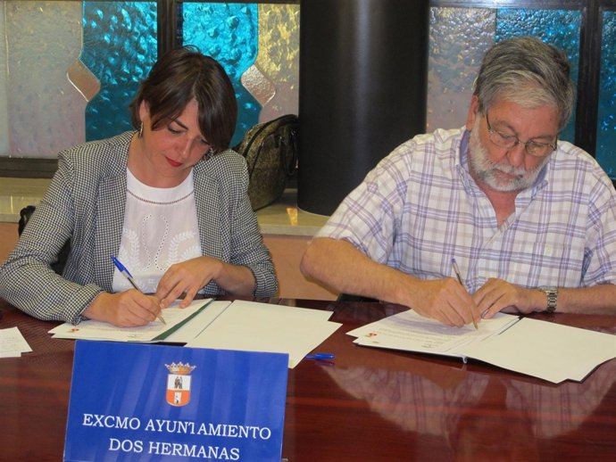 Elena Cortés y Toscano firma la adhesión al Programa en Defensa de la Vivienda