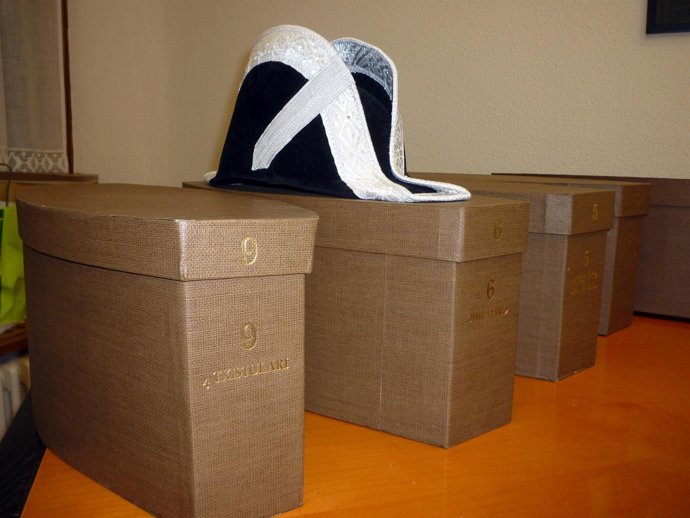 Puesta a punto de trajes protocolarios para Sanfermines.