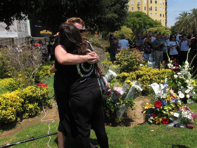 Manjón abraza a Garrote en la ofrenda por las víctimas del accidente de metro.